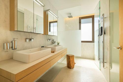 a bathroom with two sinks and a large mirror at Villa Marvelo in El Port