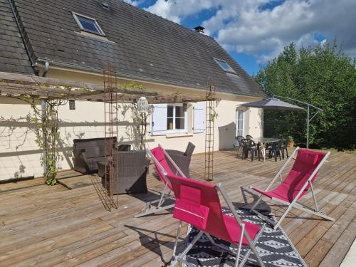 eine Terrasse mit Stühlen und einem Grill und ein Haus in der Unterkunft La Parenthèse in Sambin