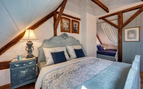 ein Schlafzimmer mit einem großen Bett im Dachgeschoss in der Unterkunft Statek Polzov in Polžov