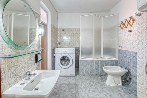 Ένα μπάνιο στο Appartamento climatizzato al centro del paese con balcone panoramico