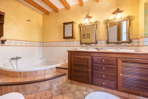A bathroom at Finca Santa Maria Near Palma