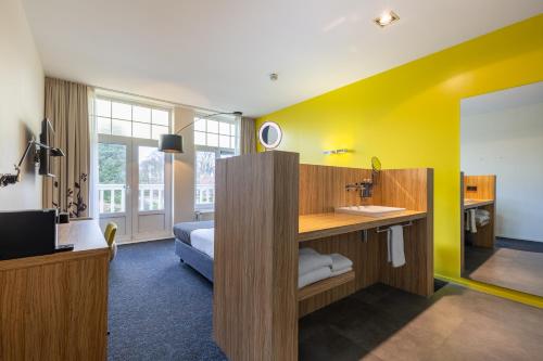 Letto o letti in una camera di Amrâth Berghotel Amersfoort
