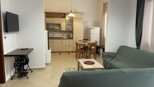 a living room with a couch and a table and a kitchen at casAda in Marsala