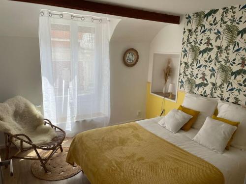 - une chambre avec un lit, une chaise et une fenêtre dans l'établissement Un cocon au cœur de la champagne avec parking, à Épernay