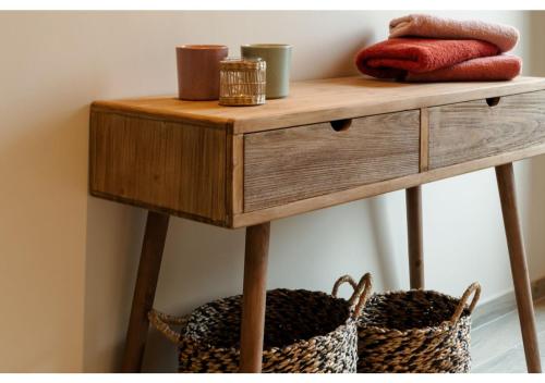 a wooden table with two baskets on top of it at Vakantiehoeve 'De Zandrug' in Stekene