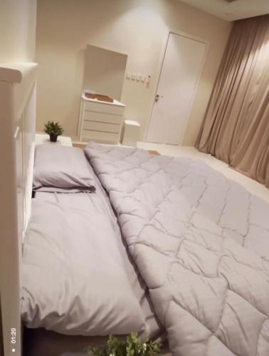 uma grande cama branca num quarto em شاليه هابي نايت em Al Harazat