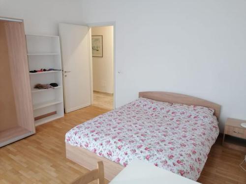 a small bedroom with a bed and a closet at casa a due passi dal centro in Padova