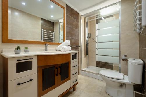 Koupelna v ubytování Sun Sand and Luxury Seafront Apartment Veracruz Levante
