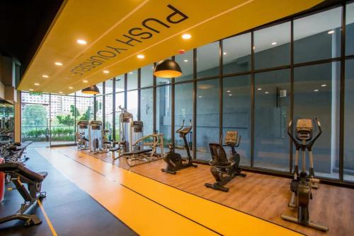 Fitness centrum a/nebo fitness zařízení v ubytování Neu Suites by COBNB