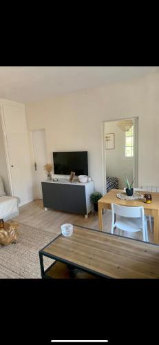 un salon avec une table et un canapé dans l'établissement Le Ptit Moulleau, à Arcachon