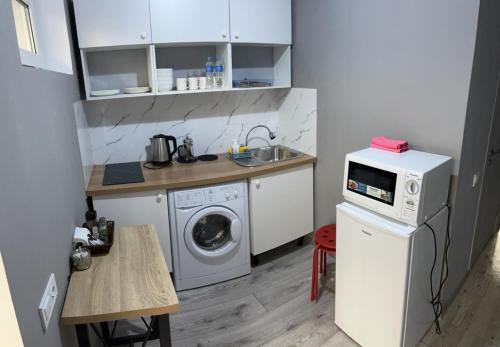 Una cocina o zona de cocina en Apartments Tobayakova 25 apartment 110