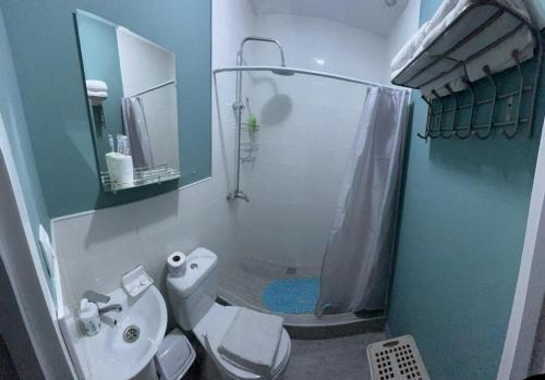 Un baño de Apartments Tobayakova 25 apartment 110