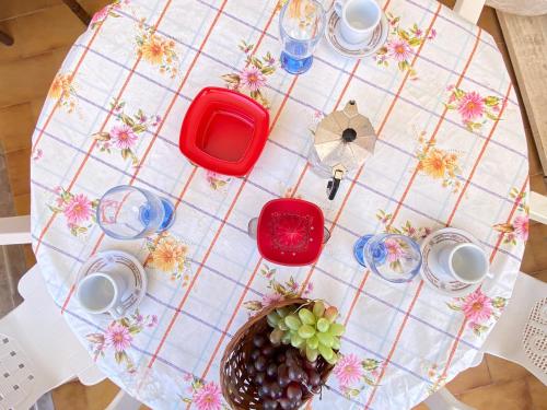a table topped with cups and a bowl of grapes at Gallipoli Center 3 in Gallipoli