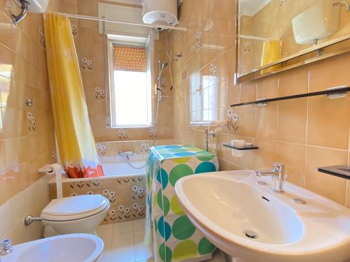 a bathroom with a sink and a toilet at Gallipoli Center 3 in Gallipoli