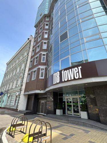 118 apartments في كييف: مبنى مع علامة T قمم totenvelt عليه