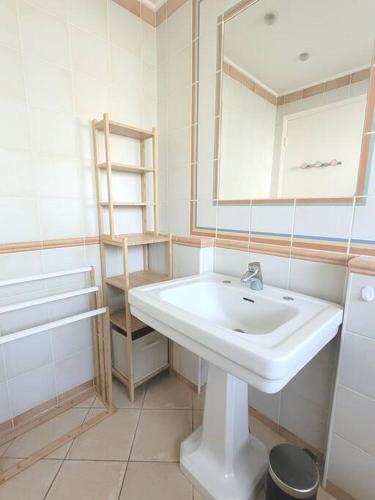 une salle de bain blanche avec un lavabo et un miroir dans l'établissement La Suite de Saint-Jean-Cap-Ferrat, vue mer et accès mer, à Saint-Jean-Cap-Ferrat