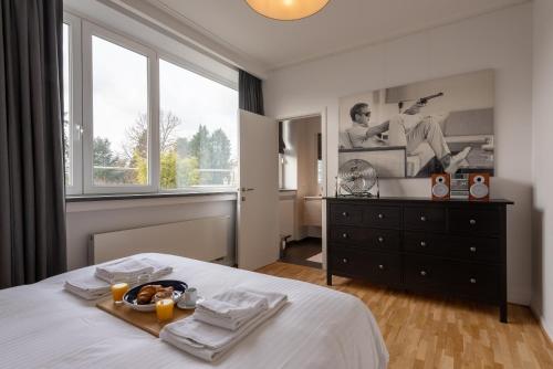een slaapkamer met een bed met een dienblad met eten erop bij Woods Terrace residence in Brussel