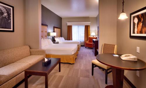 Habitación de hotel con 2 camas y mesa en Holiday Inn Express & Suites Kanab, an IHG Hotel, en Kanab