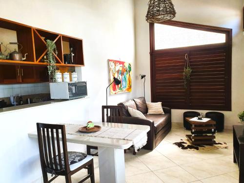 - un salon avec une table et un canapé dans l'établissement House Holiday Brasil Barra do Cunhau, à Barra do Cunhaú