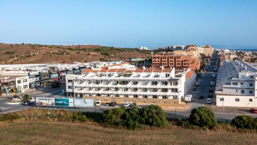 Apt w Beach/Mountain Views, Pool and Parking