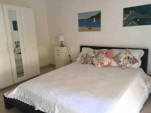 A bed or beds in a room at Appartamento fra mare e pineta