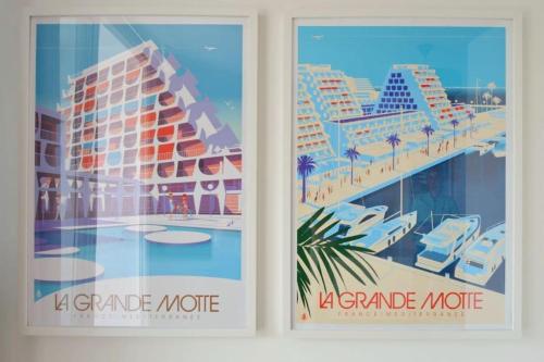 deux affiches avec une photo d'un hôtel dans l'établissement Studio ensoleillé à la Grande Motte, à La Grande Motte