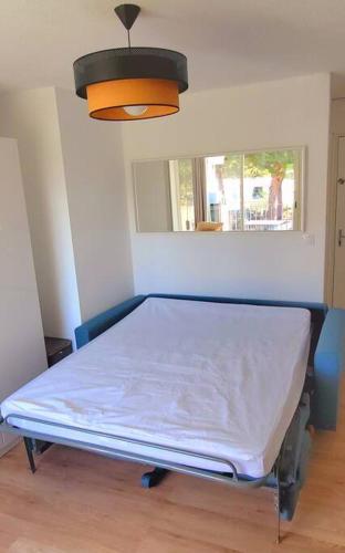 un lit d'hôpital dans une chambre avec fenêtre dans l'établissement Studio ensoleillé à la Grande Motte, à La Grande Motte