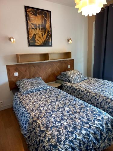 Cette chambre comprend 2 lits et une photo murale. dans l'établissement Cannes Vacances chez Steph, à Cannes