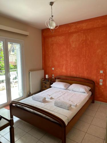 um quarto com uma cama e uma grande janela em Serenity place em Patra
