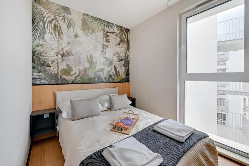 เตียงในห้องที่ Luxury Aura 40 - 4 by Grand Apartments