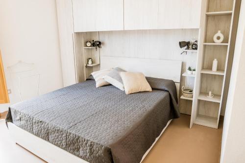 una camera bianca con un letto di Belvedere - Terrazza panoramica a Bosa