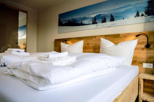 1 dormitorio con 2 camas con sábanas blancas en Smart Resorts Haus Diamant Ferienwohnung 702, en Winterberg