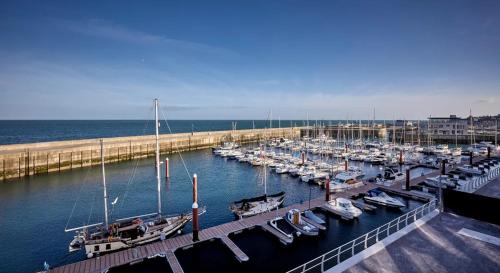 un gruppo di imbarcazioni ormeggiate in un porto turistico di Greystones Marina View Penthouse a Greystones