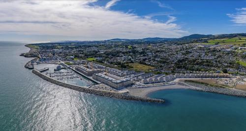 una vista aerea di una città vicino all'acqua di Greystones Marina View Penthouse a Greystones