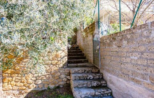 a brick wall with stairs next to a stone wall at Appartamento con giardino in Pomarance