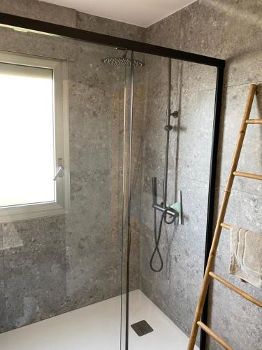 une douche avec une porte vitrée dans une salle de bain dans l'établissement Villa Botrel 3* Superbe appartement vue mer, à Sainte-Maxime