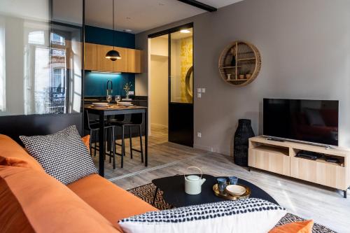 TV a/nebo společenská místnost v ubytování MALLORY - Appartement spacieux Dinan centre