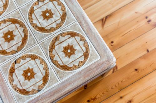 un plateau de tartes avec des flocons de neige dessus dans l'établissement LUNA - Appartement 4 pers - Dinan, à Dinan