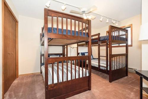 Een stapelbed of stapelbedden in een kamer bij Huge Mountain Home - Perfect For Large Families! 