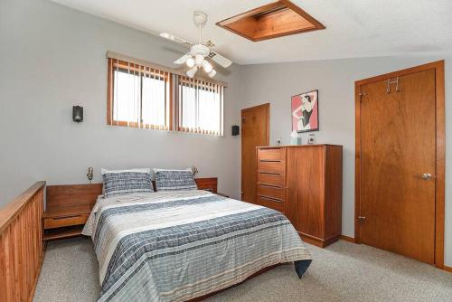 Een bed of bedden in een kamer bij Huge Mountain Home - Perfect For Large Families!