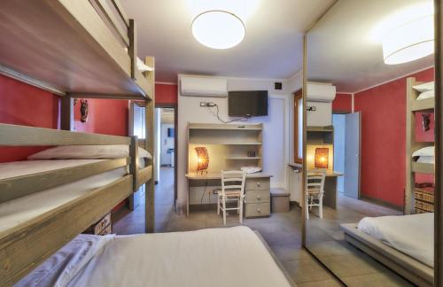 Poschodová posteľ alebo postele v izbe v ubytovaní Sunset app