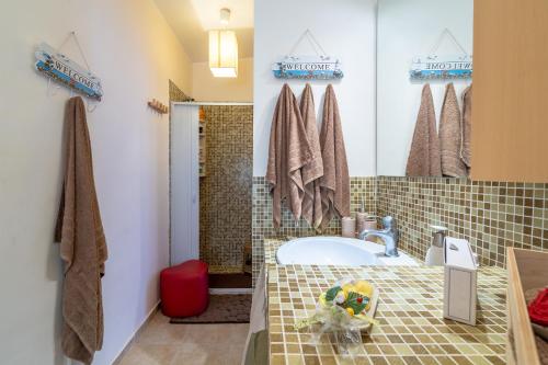 y baño con lavabo y ducha. en Villa Emerald, en Reitani