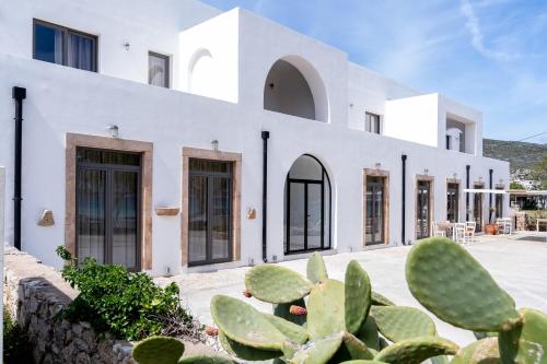 Um edifício branco com cactos à frente. em Eden Kythira em Diakofti