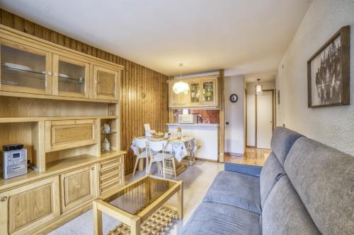 un salon avec un canapé et une table dans l'établissement Studio cabine Le Charvet, au Grand-Bornand