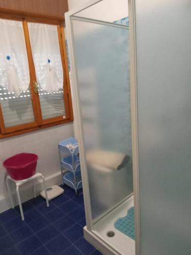 a shower with a glass door in a bathroom at Casa Dirindo in Carrodano Inferiore