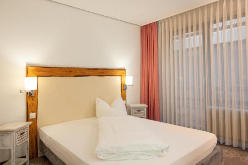 Un pat sau paturi într-o cameră la Landgasthof Stricker
