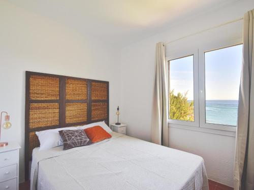 1 dormitorio con 1 cama y vistas al océano en Catalonia en Begur