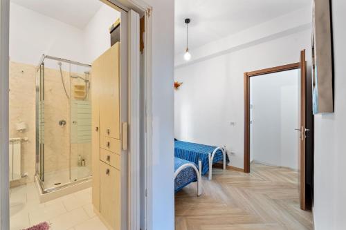 La salle de bains est pourvue d'une douche et d'un banc bleu. dans l'établissement La Casa di Alice, à Carbonia
