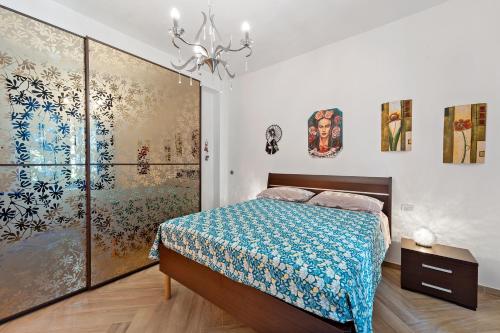 - une chambre avec un lit et des peintures murales dans l'établissement La Casa di Alice, à Carbonia