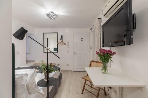 GuestHost - Basic Studio - 350 m far from Fontana di Trevi